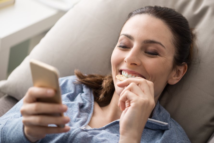 Ennen kuin käsi käy keksikulholla, kuulostele oloasi: tunnetko nälkää vai jotain ihan muuta? Kuva: <span class="photographer">Shutterstock</span>