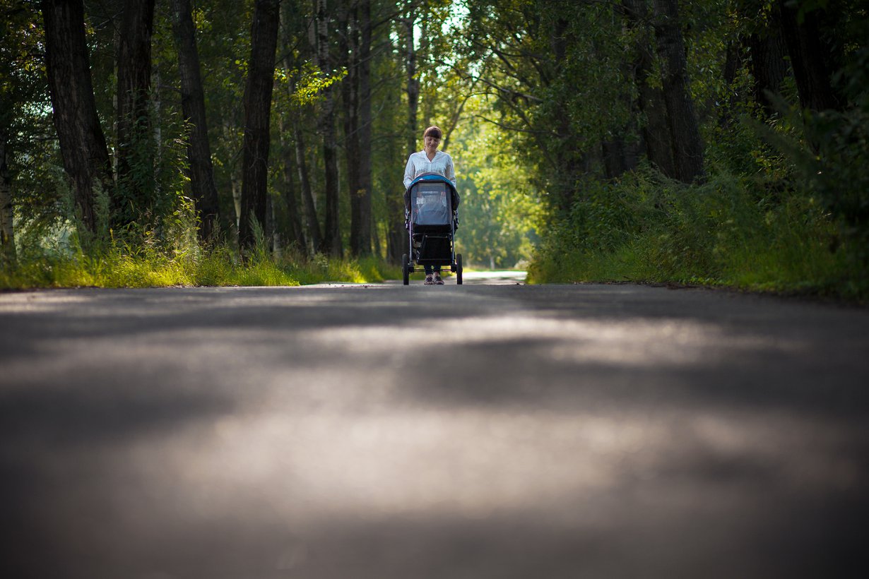 Pelko siitä, ettei oma perhe täytä muiden odotuksia, voi saada vanhemman eristäytymään muista.
