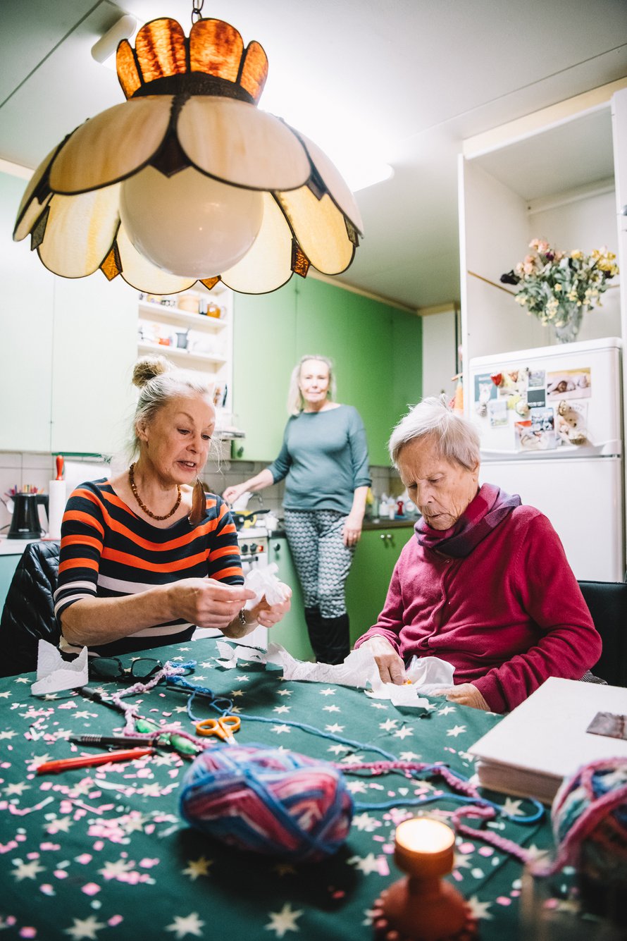 Annikki Korhosen (oik.) kädet käyvät, mutta muisti pätkii. Tyttäret Leena (vas.) ja Kati ovat tulleet käymään lapsuudenkotiinsa Kauhajoelle.