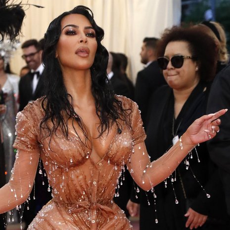 Kim Kardashian West upeassa Thierry Muglerin luomuksessa.