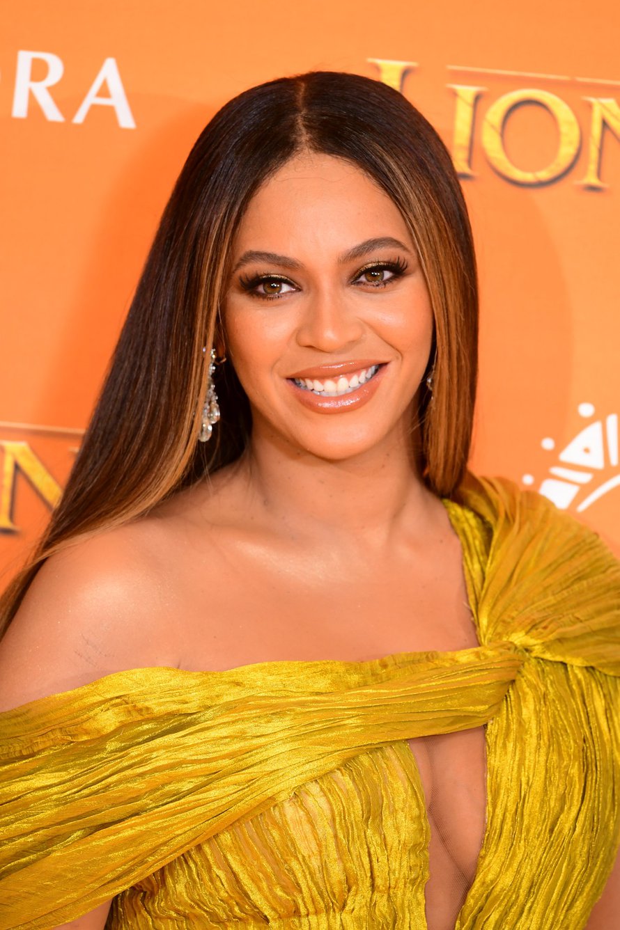 Beyoncé raikasti yksivärisiä hiuksia etuosan ja latvojen raidoilla.