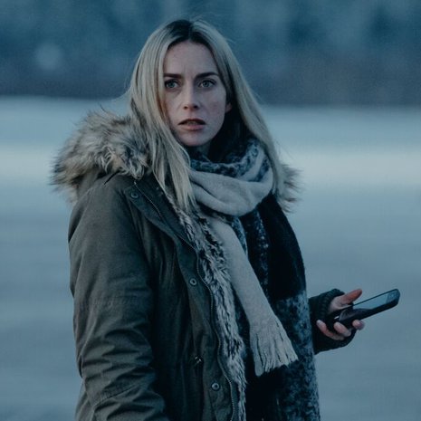 Iina Kuustosen roolihahmo Nina Kautsalo on poliisi ja esikoululaisen Venlan äiti Ivalo-sarjassa. Kuva: <span class="photographer">Elisa Viihde</span>