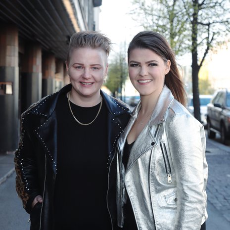 Saara Aalto esiintyi eilen Hercules-yökerhossa, josta keikka livestriimattiin baarin verkkosivuille. Manageripuoliso Meri kulkee tiivisti mukana laulajan keikoilla.