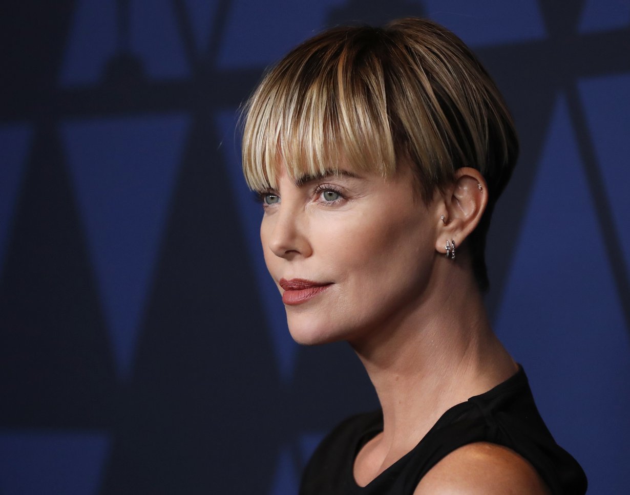 Charlize Theron näyttää, että pottatukka voi olla tyylikäs.