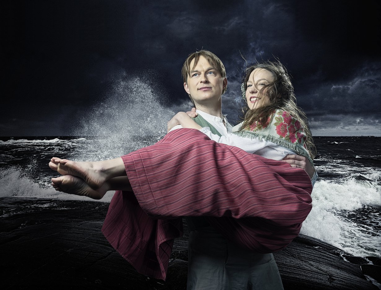 Mikko Pörhölä ja Maiju Saarinen nähdään Myrskyluodon Maijan pääparina Lahden kaupunginteatterissa. Kuva: Johannes Wilenius