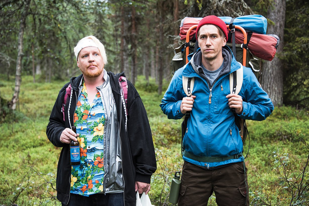 Kämäräinen (Santtu Karvonen) ja Janne (Jussi Vatanen) seikkailevat vain Napapiirillä, mutta on niitä muitakin kohteita, joissa Suomessa kannattaa käydä. Kuva: Yellow Film / Mikko Rasila