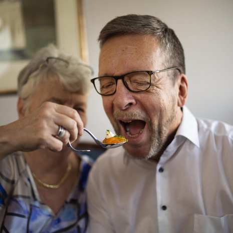Päivi Sinivirralla on tarkempi makuaisti, Jukka Sinivirta tietää enemmän viineistä.