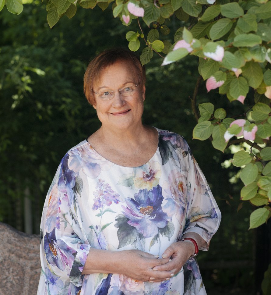 ”Jos joku peukuttaa netissä, se ei ole vielä ystävyyttä. Uskon, että oikeaan ystävyyteen tarvitaan face to face -kohtaamisia tai ihonmyötäistä kosketusta”, Tarja Halonen sanoo.