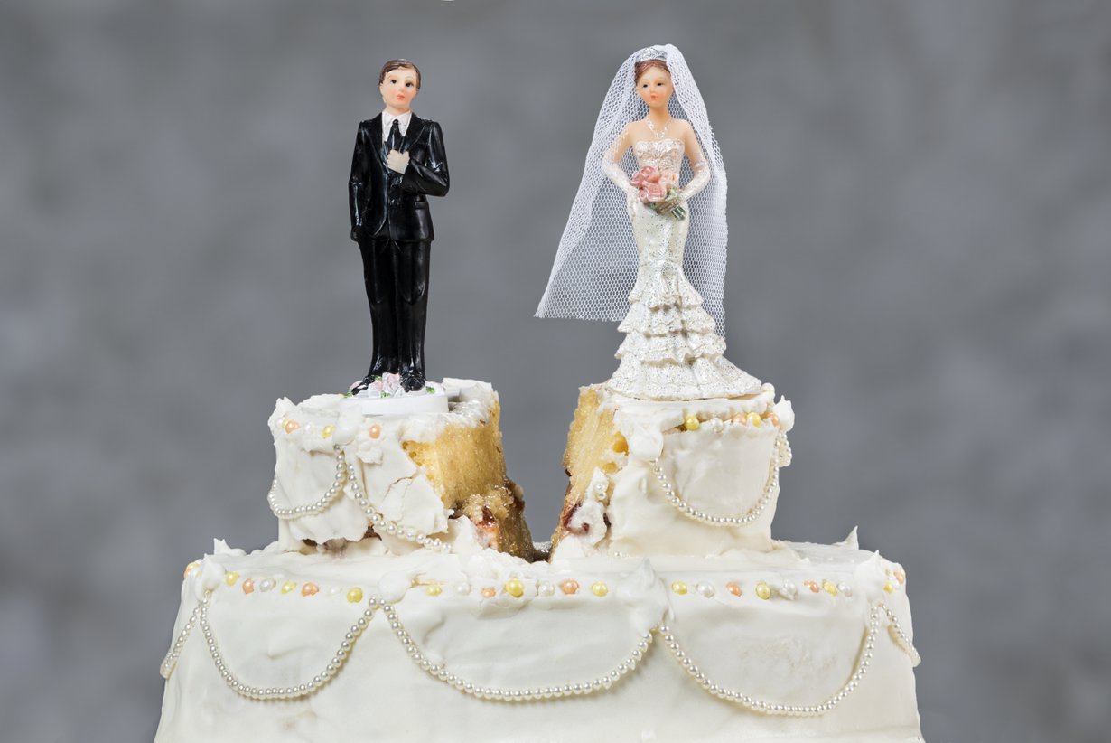 Vaikka alttarilla suusta tulisikin sana ”tahdon”, mielessä saattaa pyöriä jotain ihan muuta. Kuva: Shutterstock