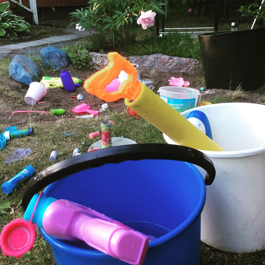 Muovipinnat puhkeavat kukkaan luonnonmateriaalien keskellä.
