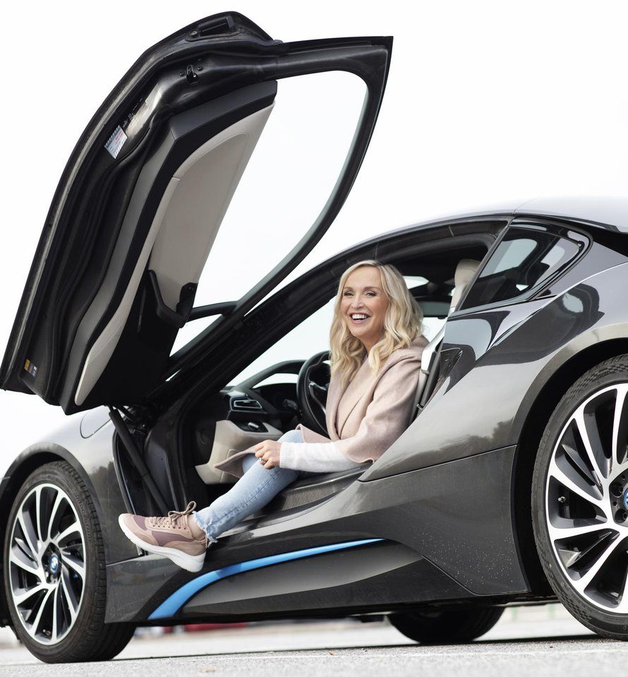 Jutta on autonainen. Sähköllä kulkevan BMW i8:n hän osti pari vuotta sitten noin 160 000 eurolla. Ei ekologisista syistä, vaan siksi, että se on niin nätti.