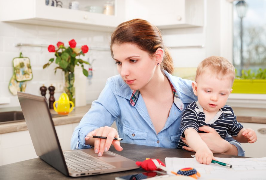 Etätöitä tehdään usein keittiönpöydän ääressä. Mutta pitäisikö lapsi viedä kuitenkin hoitoon? Kuva: <span class="photographer">Shutterstock</span>