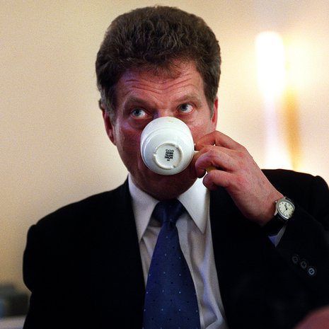 Tasavallan presidentti Sauli Niinistö pikkasella sumpilla vuonna 2001.