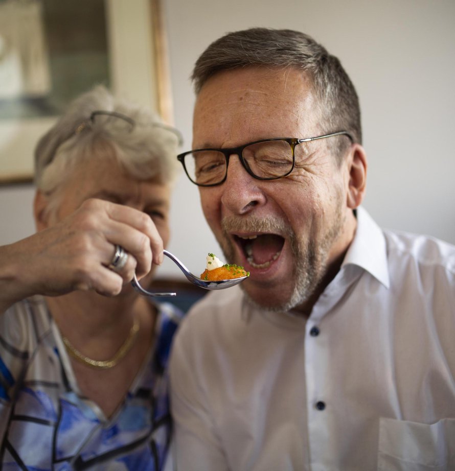 Päivi Sinivirralla on tarkempi makuaisti, Jukka Sinivirta tietää enemmän viineistä.