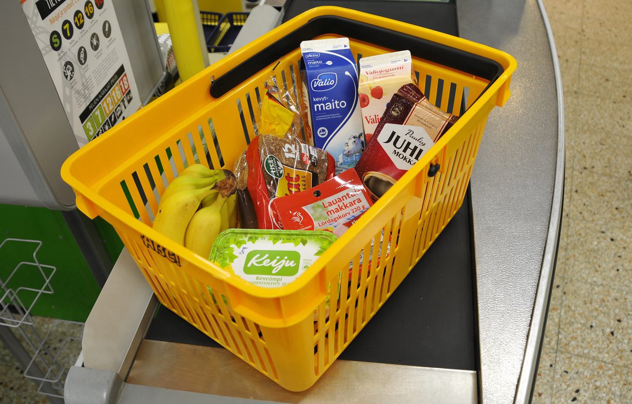 Osaisitko arvioida, mitä vaikkapa tällainen ostoskorillinen ruokaa maksaa?