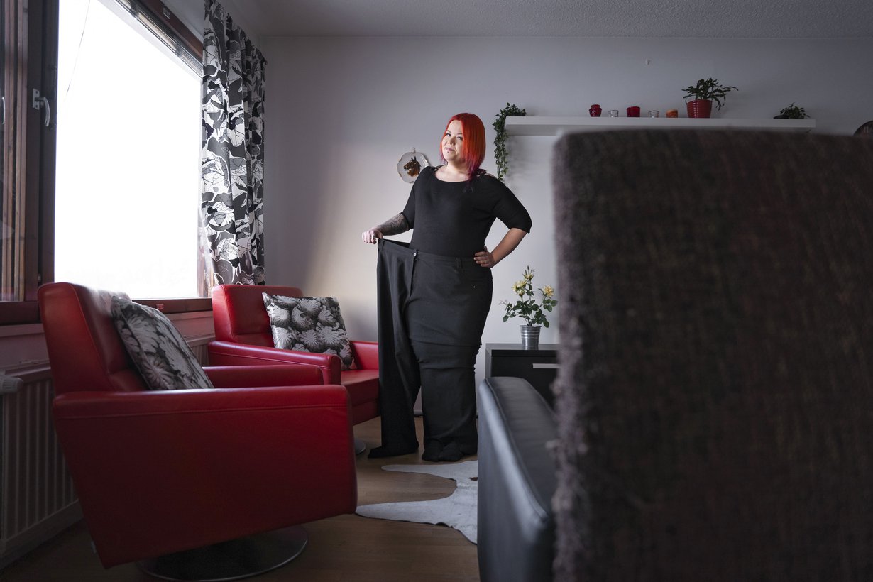Mirja on säilyttänyt vanhat housunsa muistona. Hän mahtuu nykyään lähes kokonaan yhteen lahkeeseen. Kuvat: Aleksi Muraja.