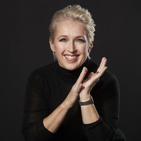 Anna Perho hakkaa päätään seinään keneltäkään lupaa kysymättä. Twitter @annaperho.