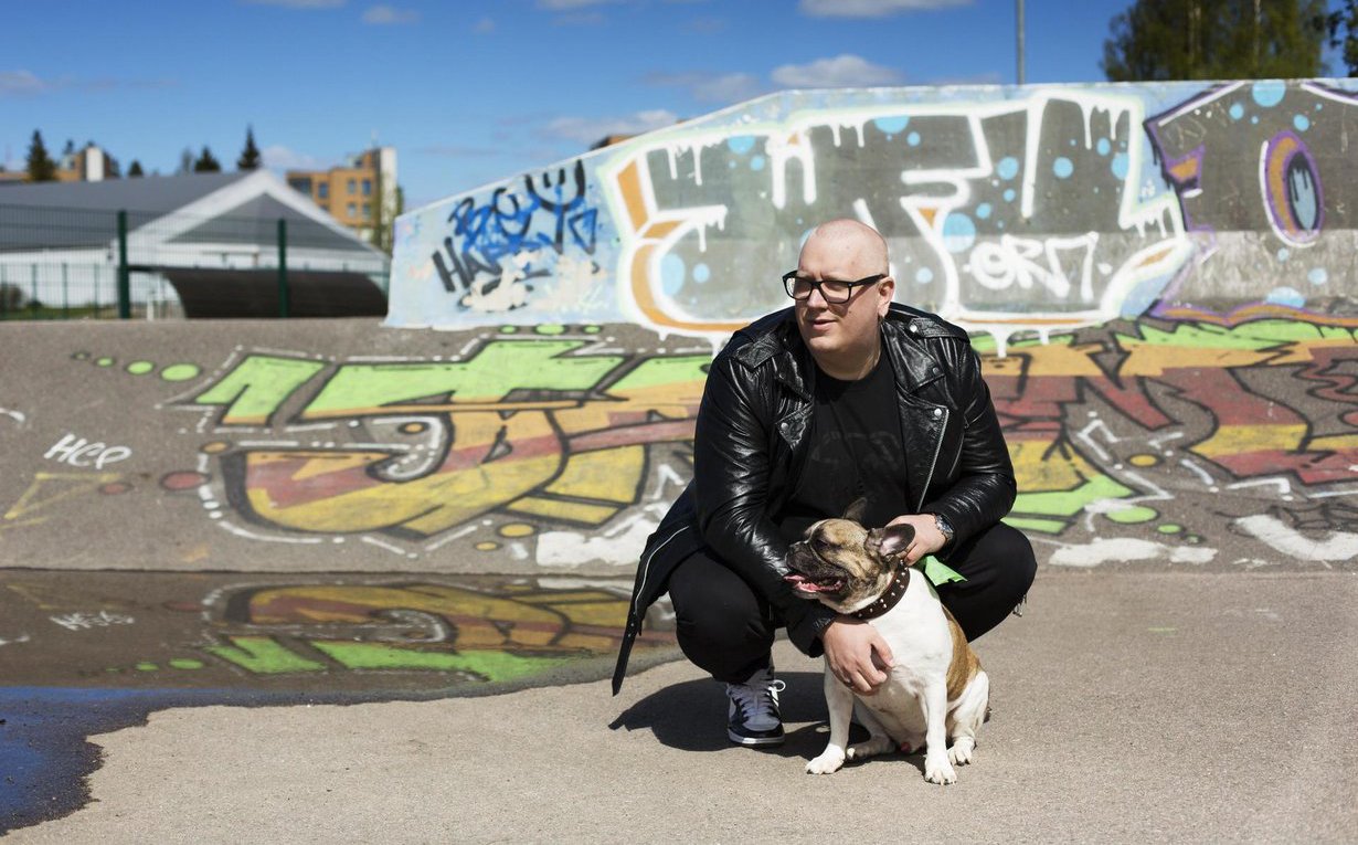 Arttu Wiskarin perheeseen kuuluu kaksi lasta, puoliso ja koira. Kahdeksanvuotias ranskanbuldoggi Bonzo on riippuvainen ja joskus jopa mustasukkainen Artusta. Jos isännän huomio herpaantuu, Bonzo ulvoo.