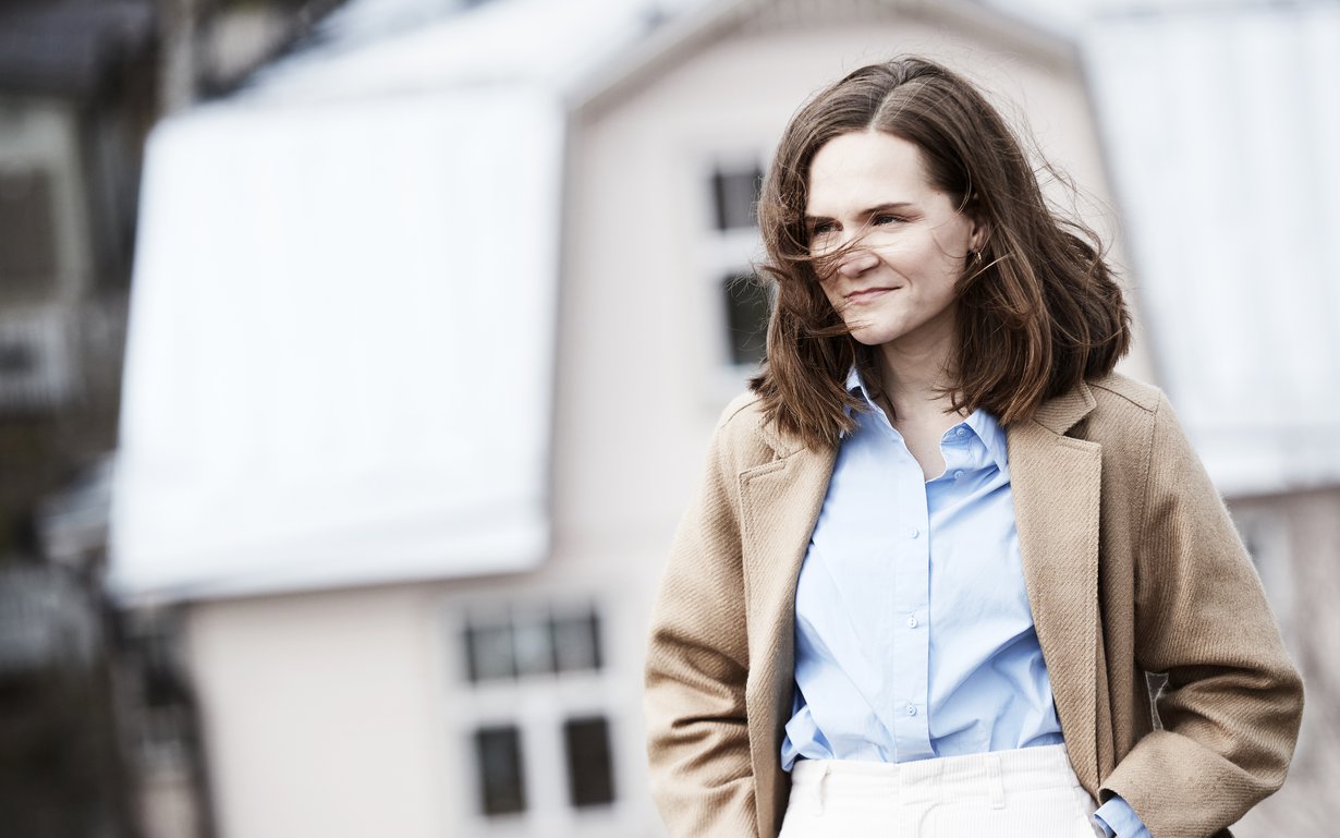 ”Perimmäinen addiktioni on vapaus, siksi rakastan esimerkiksi merta ja surffaamista”, Ronja Salmi sanoo.
