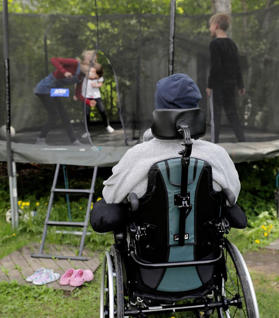 Jari Mönkkönen on opettanut omille lapsille, mitä trampoliinilla saa ja mitä ei saa tehdä. ”Tiedän, että poikaporukassa pomppiessa meilläkin on silti tehty tyhmiä, vaarallisia juttuja.”