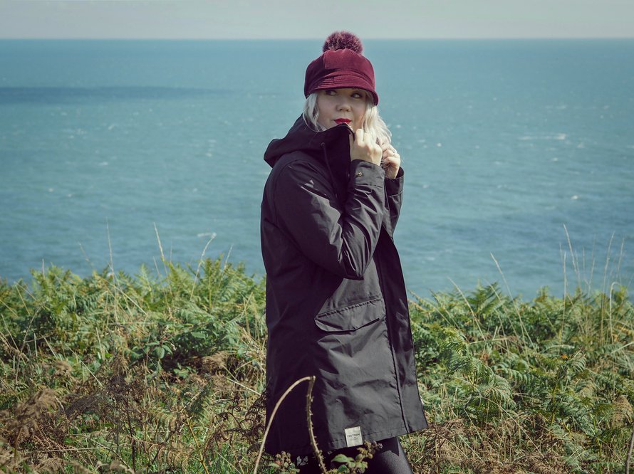 Bloggaaja Nelliina Tretornin Rain Jacket from the Sea -takissa.
