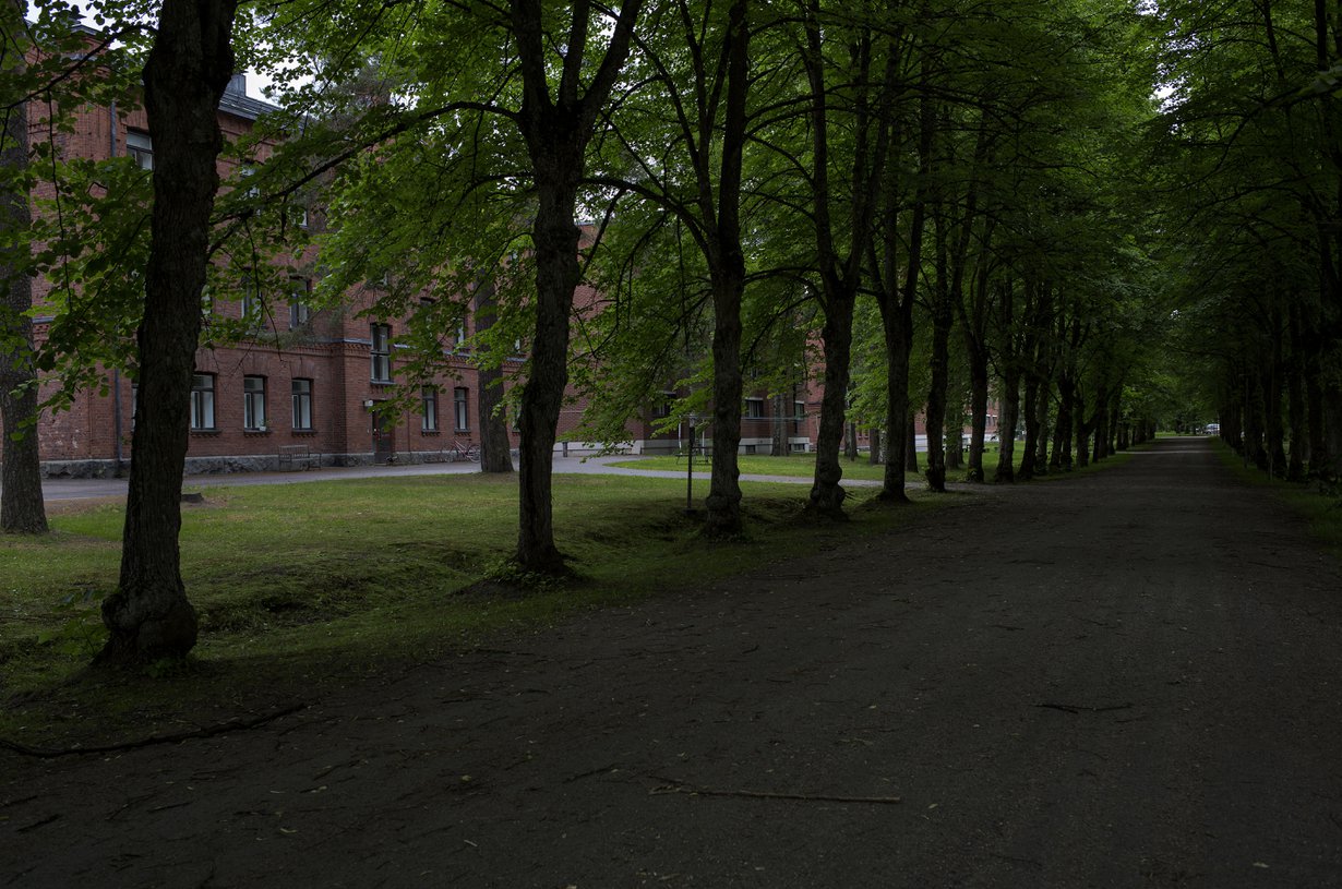 Hennalan rakennukset muistuttavat sisällissodan vaietuista tapahtumista.
