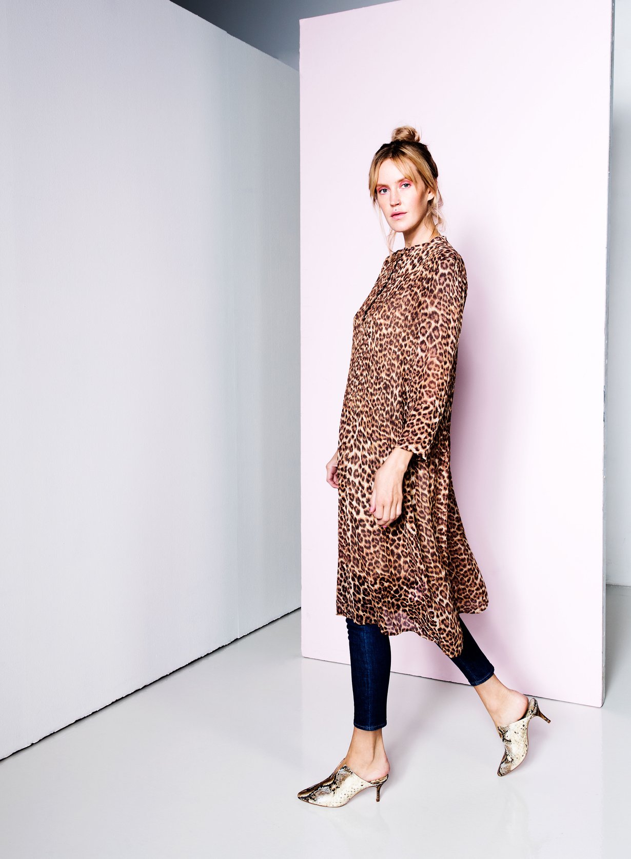 Rypistymätön, pantterikuosinen mekko on laskeutuvaa polyesteria, 229 €, Samsoe & Samsoe. Normaalivyötäröiset pillifarkut, 39,99 €, Lindex. Käärmekuosiset tekonahkapistokkaat, 39,99 €, H&M.