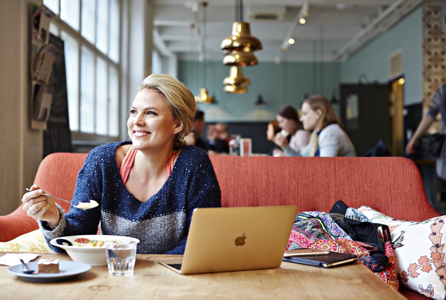 – Jos serotoniinitasot ovat alhaalla, perunamuusin ja mummon lihapullien tapainen turvaruoka auttaa, Emilia Vuorisalmi kertoo.