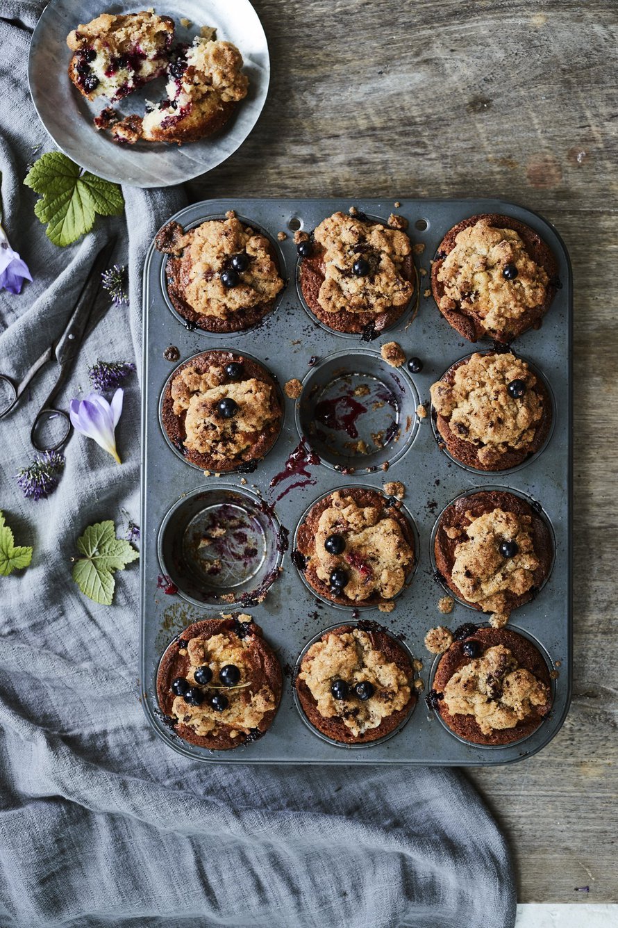Jos muffinipelti on jo nähnyt elämää, käytä sen sisällä paperisia vuokia.