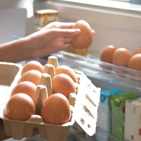 Kuivakaappituotteiden tapaan kananmunat voivat säilyä useita viikkoja päiväystään pidempään. Kuva: <span class="photographer">Shutterstock</span>