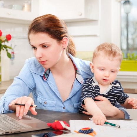 Etätöitä tehdään usein keittiönpöydän ääressä. Mutta pitäisikö lapsi viedä kuitenkin hoitoon? Kuva: <span class="photographer">Shutterstock</span>