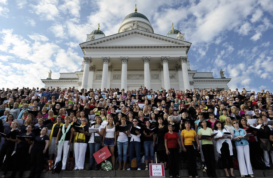 Kuorolaiset täyttävät Tuomiokirkon portaikon Art goes Kapakka -tapahtumassa joka vuosi.
