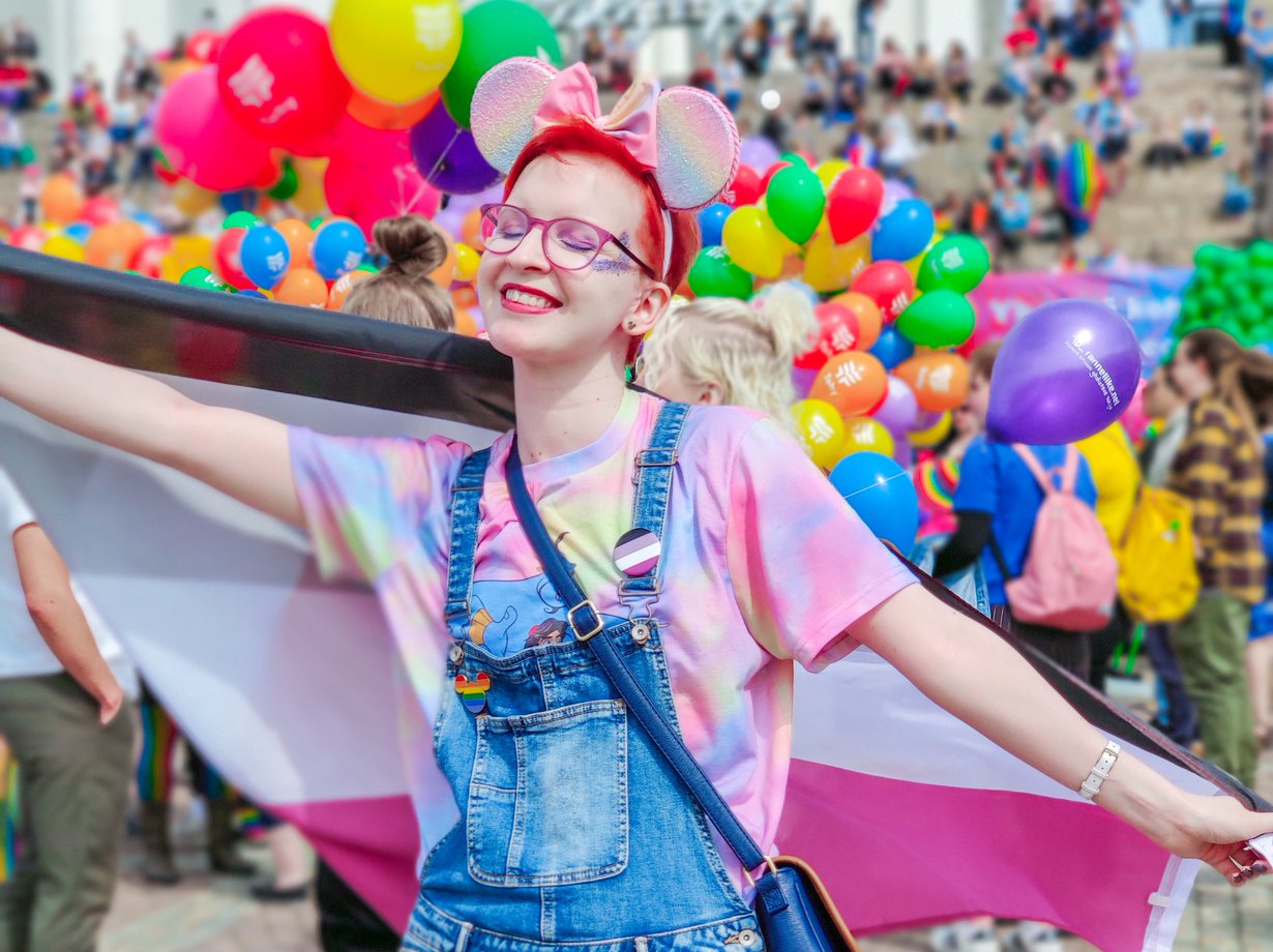 Susanna Kyrö tajusi 24-vuotiaana olevansa biromanttinen aseksuaali. Siitä lähtien hän on osallistunut Pride-kulkueisiin.