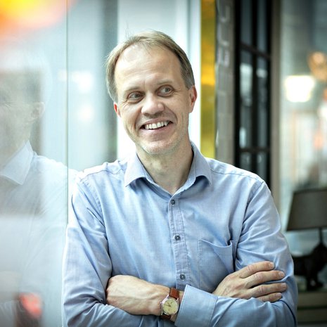 Petri Tamminen on vääksyläinen kirjailija, joka tekee taidetta nolostelustaan. Kuva Jaakko Lukumaa