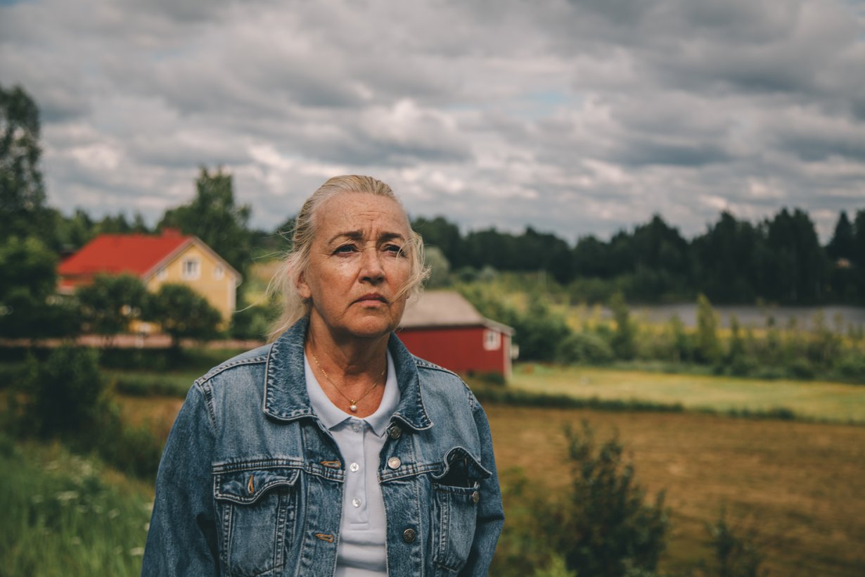 Vapauduttuaan vankilasta Eeva (Jaana Saarinen) palaa vanhalle kotiseudulleen, mukanaan vain olkalaukku, kännykkä ja yllä olevat vaatteet. Kuva: Black Lion Pictures Oy