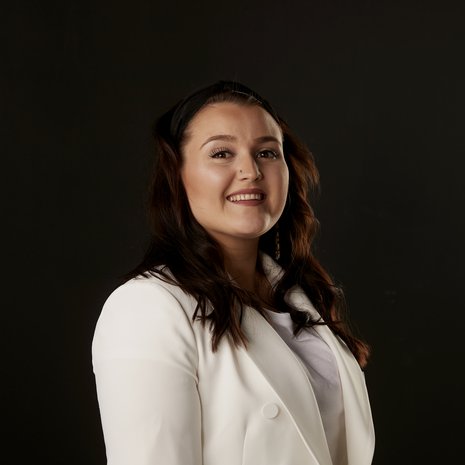 Katariina Halonen laittaa roposensa peliin Wallu Valpion puolesta. Kuva: <span class="photographer">Panu Pälviä</span>