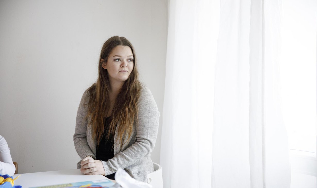 Emilia Huttunen yritti pärjätä kaikessa itse, mutta lopulta hän uupui. ”Harjoittelen yhä sitä, etten suorittaisi niin paljon.” Kuvat: Jussi Vierimaa