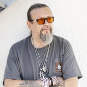 Markus Selin voi arvottaa ihmisiä kännikavereina mutta ei koskaan vaurauden perusteella. ”Rikkauksistaan lumoutuminen tai niillä rehvastelu on öykkärimäisintä, mitä tiedän. Sellaisen tyypin vittuilen kuoliaaksi.”