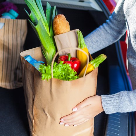 Kotitalousasiantuntija ehdottaa kylmälaukun pakkaamista mukaan tavallisellekin kauppareissulle varsinkin kesällä. Kuva: <span class="photographer">Shutterstock</span>