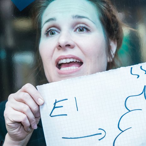Pirjo Heikkilän esittämä Pirjo on nolojen tilanteiden nainen.