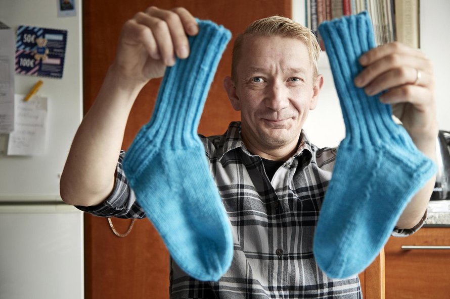 Tässä ovat Simo Silmun ensimmäiset omin käsin neulotut villasukat. Päivi-vaimo opetti laulajan neulomaan, koska raitistumisen jälkeen Simolla oli pakonomainen tekemisen tarve. Neulominen rauhoitti.
