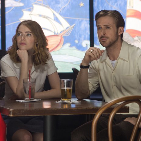 ”Onko sinulla nyt vaikeaa, kun et voi enää ylenkatsoa minua?” La La Land -elokuvassa Ryan Goslingin roolihahmokin osaa vähätellä. Hän epäilee, ettei tyttöystävä (Emma Stone) arvosta hänen nousukiidossa olevaa uraansa, vaikka juuri hän itse kipuilee elämättömien unelmiensa kanssa. Kuva: <span class="photographer">Filmikamari / Dale Robinette</span>