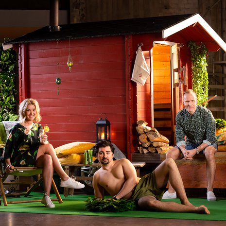 Tuija Pehkonen, Constantinos ”Gogi” Mavromichalis ja Mikko Kekäläinen juontavat suoran Saunapäivä-lähetyksen.