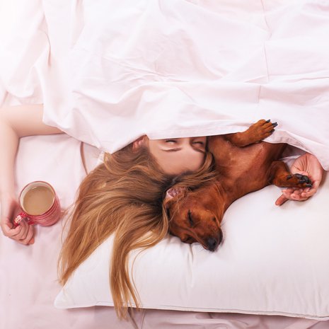 Elleivät he satu olemaan päiväunilla, tuo epäilyttävästi maitokahvin värinen juoma on ainakin huono idea.