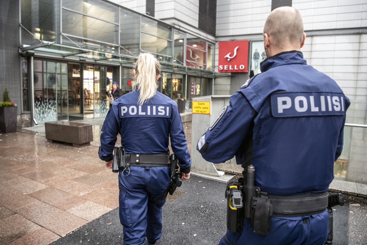 Tosiasiassa poliisit liikkuvat kentällä aina vähintään pareittain.