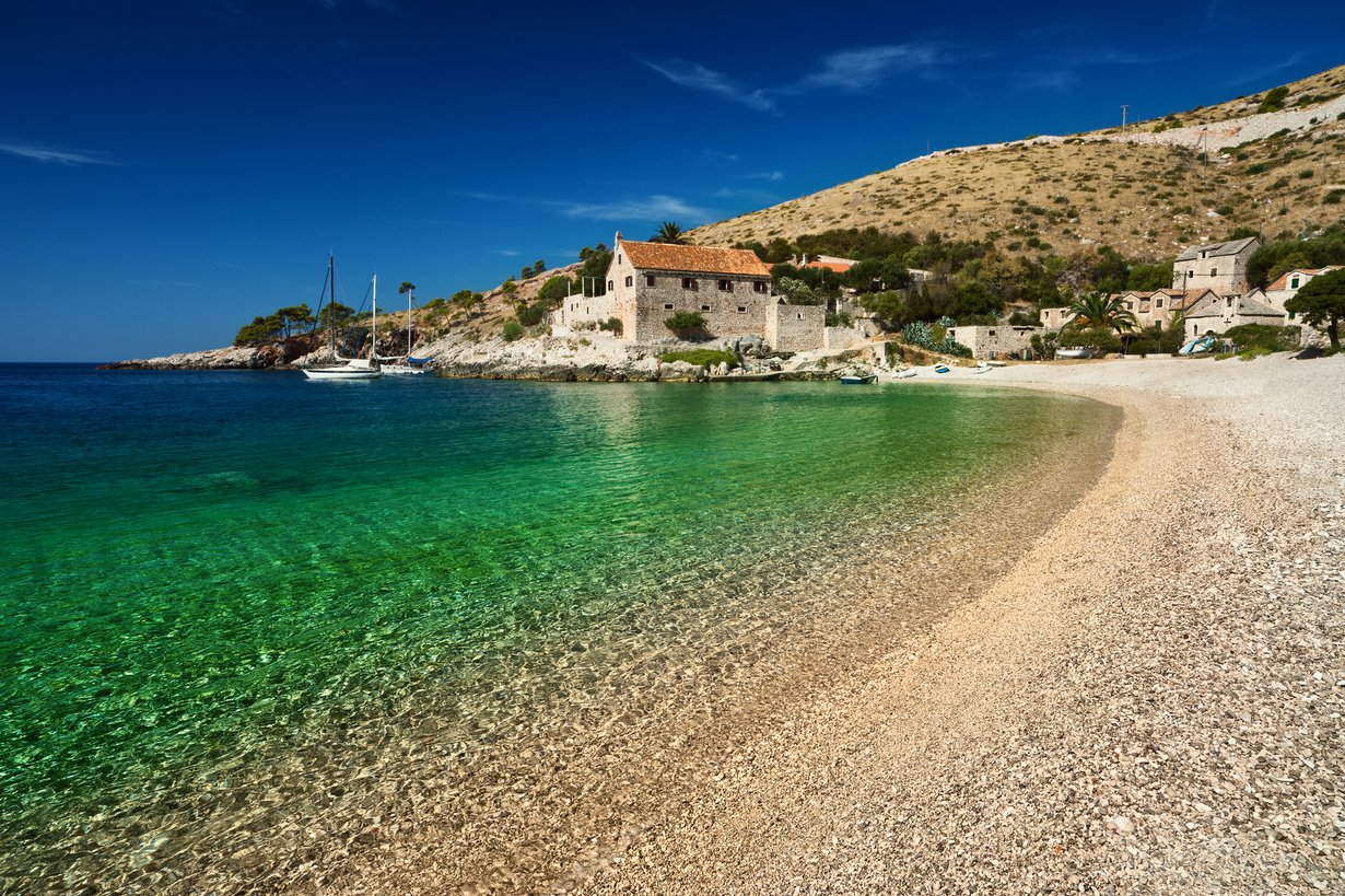 Rantaa ja reippailua, ihania drinkkejä ja aurinkoa. Bloggarit suosittelevat lomakohteeksi muun muassa Kroatian Hvarin saarta. Kuva: Shutterstock
