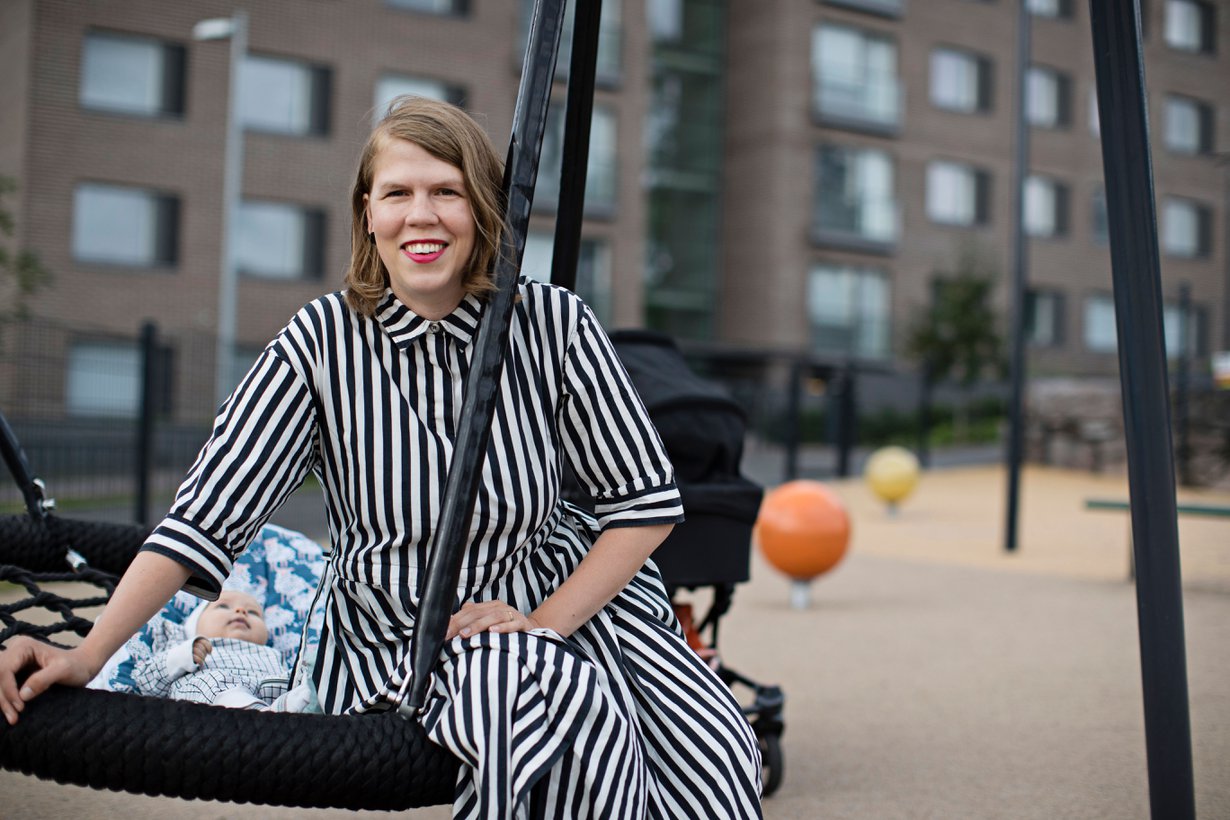 ”Lapsesta tulee kallis vasta, kun hän alkaa vaatia asioita, leluja ja harrastuksia”, Julia Thurén on huomannut.