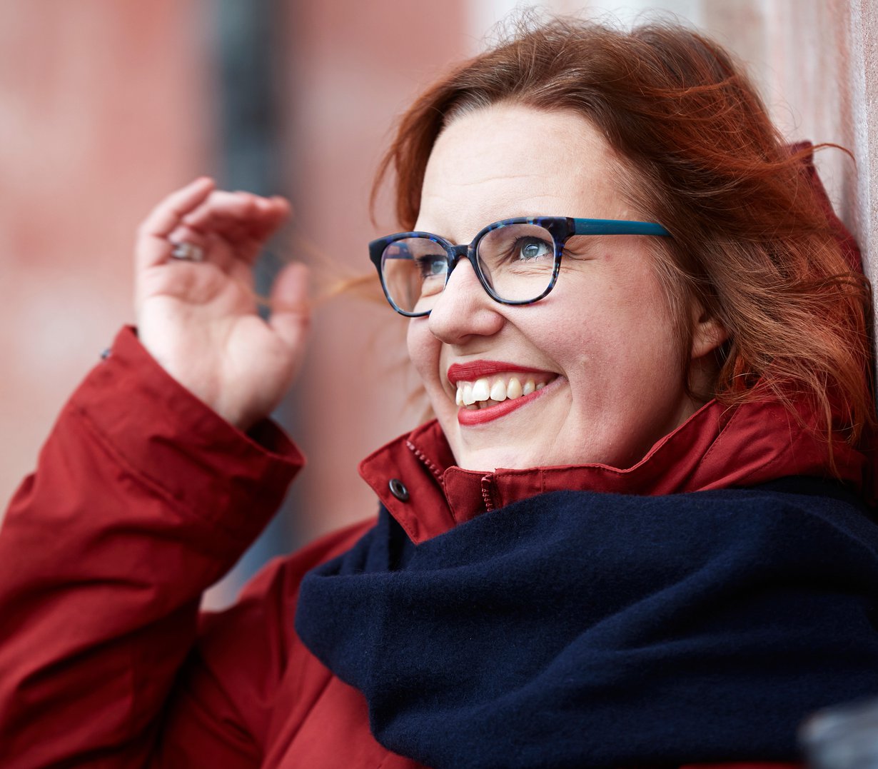 Opiskellessaan seksuaaliterapeutiksi Anu Kinnunen, sinkku itsekin, päätti alkaa pitää parisuhteettomien puolta. Kuva Juha Salminen