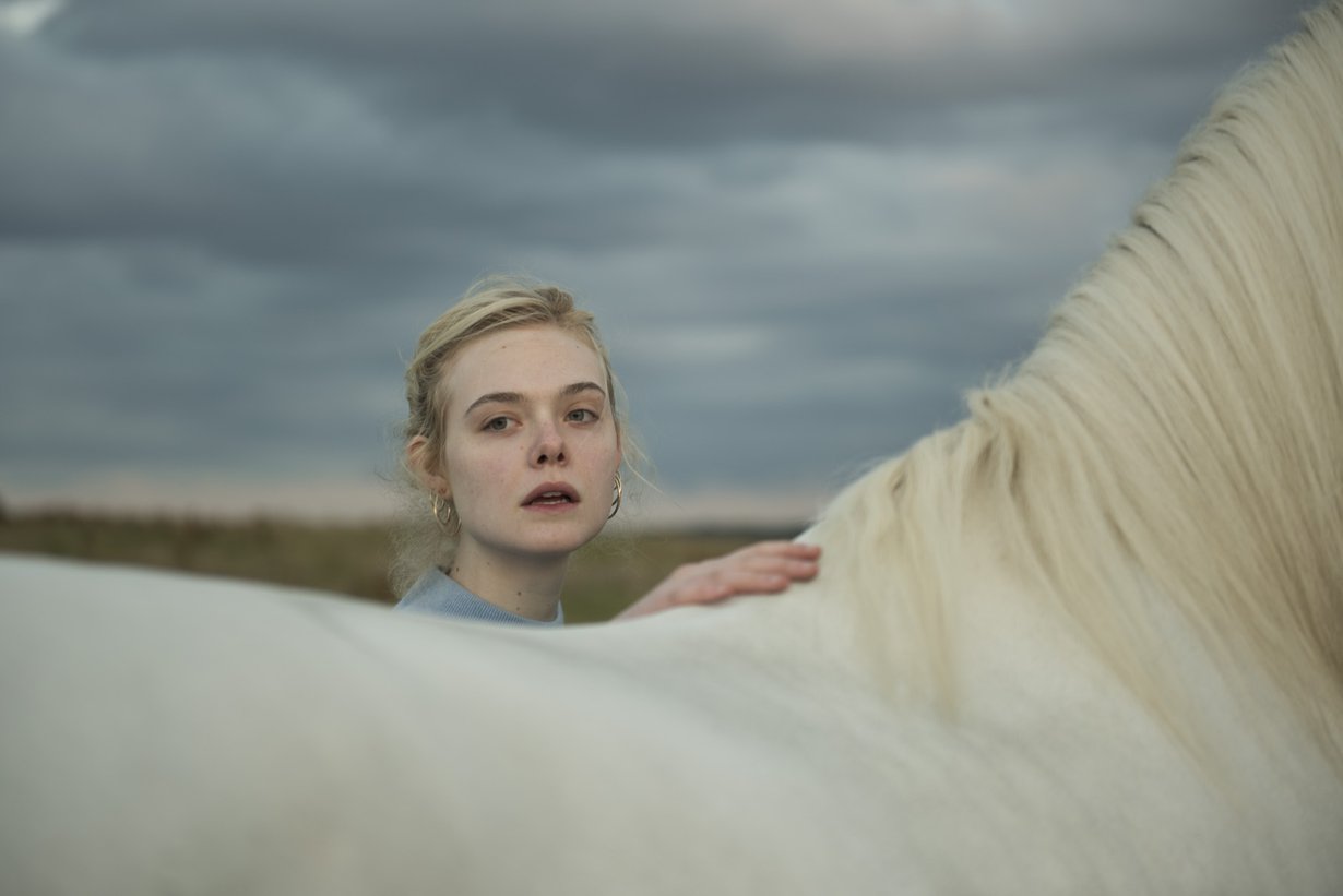 Violet (Elle Fanning) haaveilee tähteydestä. Kuva: Parisa Taghizadeh / VIOLET DREAMS LTD.