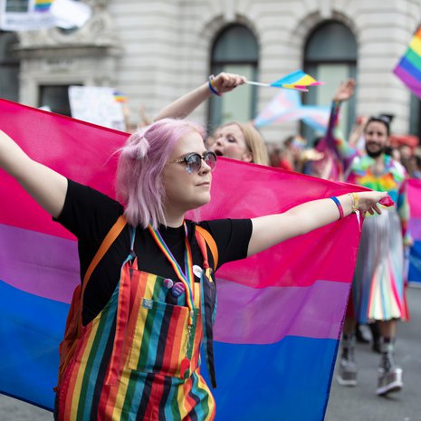 Biseksuaalisuutta kuvaavan lipun tunnistaa pinkistä, violetista ja sinisestä väristä. Kuva on pride-marssilta Lontoosta viime vuodelta.